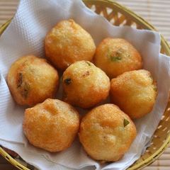A picture of Masoor dal pakoda.