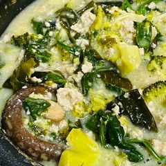 A picture of Oats porridge with Broccoli and minced chicken - One Pot Meal.