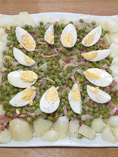Una foto de Guisantes con bacon y huevo cocido