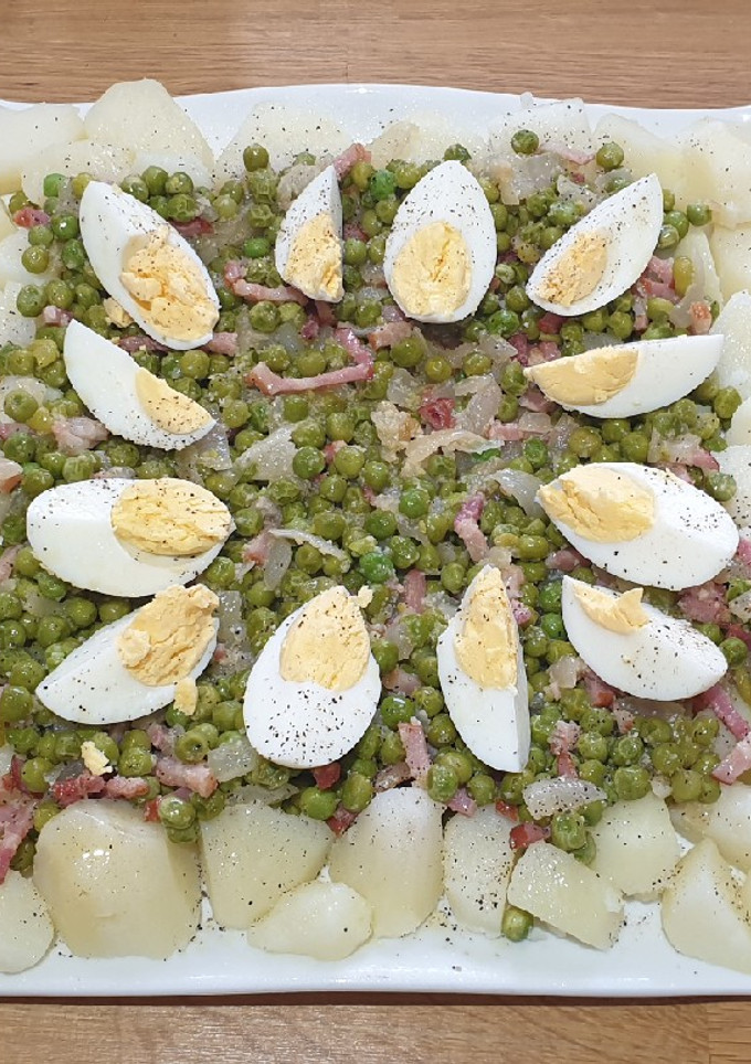 Una foto de Guisantes con bacon y huevo cocido
