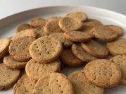 Una foto de crackers de harina de garbanzos