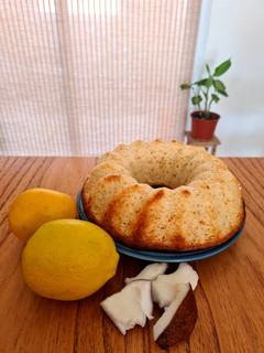 Una foto de Budín de limón y coco 🍋🥥