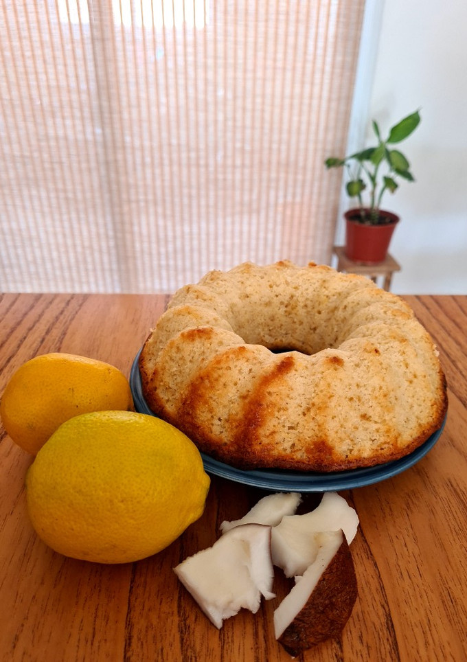 Una foto de Budín de limón y coco 🍋🥥