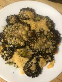 Una foto de Chips de brócoli y queso parmesano