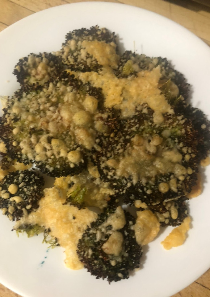Una foto de Chips de brócoli y queso parmesano