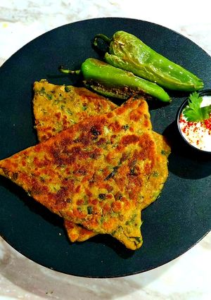 A picture of Methi Aloo Paratha.