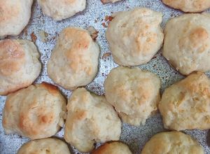 Una foto de Scones de yogur y parmesano