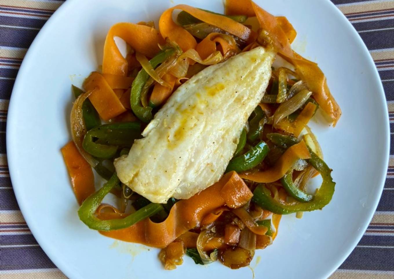 Merluza a la plancha en cama de verduras