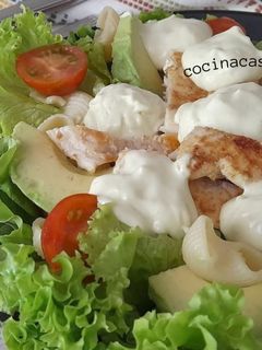 Una foto de Ensalada de pasta y pollo -con mahonesa de aguacate-