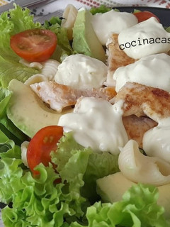 Una foto de Ensalada de pasta y pollo -con mahonesa de aguacate-