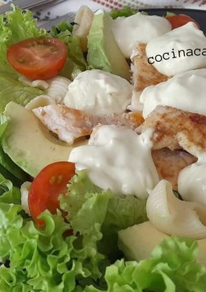 Una foto de Ensalada de pasta y pollo -con mahonesa de aguacate-