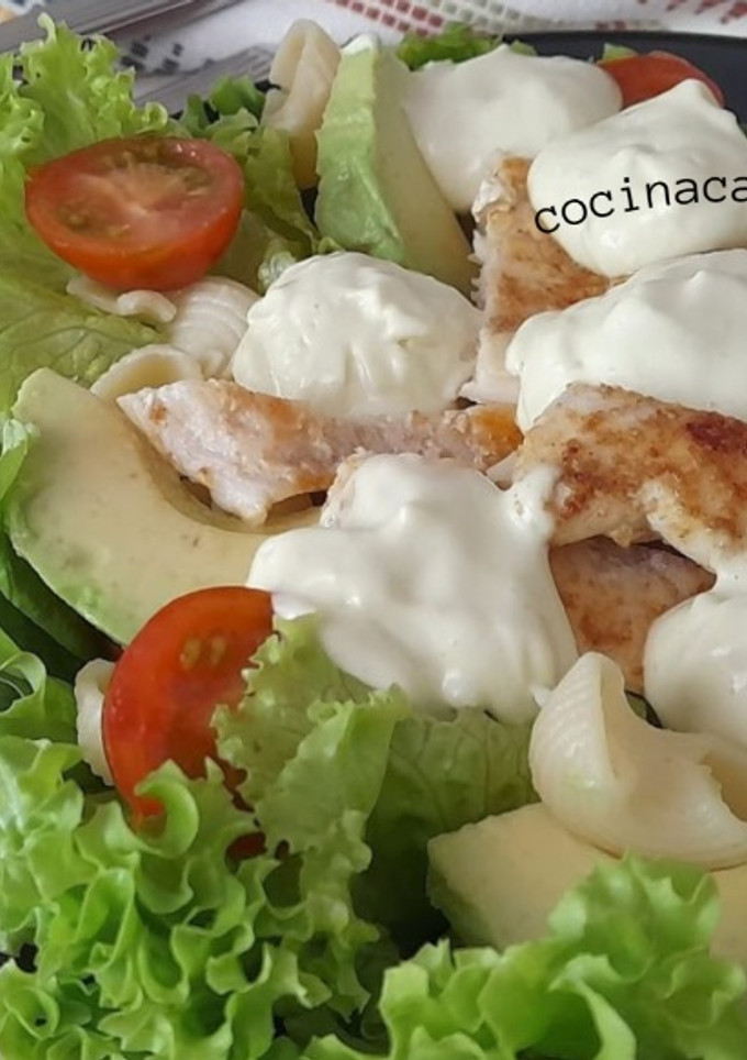 Una foto de Ensalada de pasta y pollo -con mahonesa de aguacate-