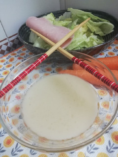 Una foto de Salsa blanca para ensalada china🐉🥡