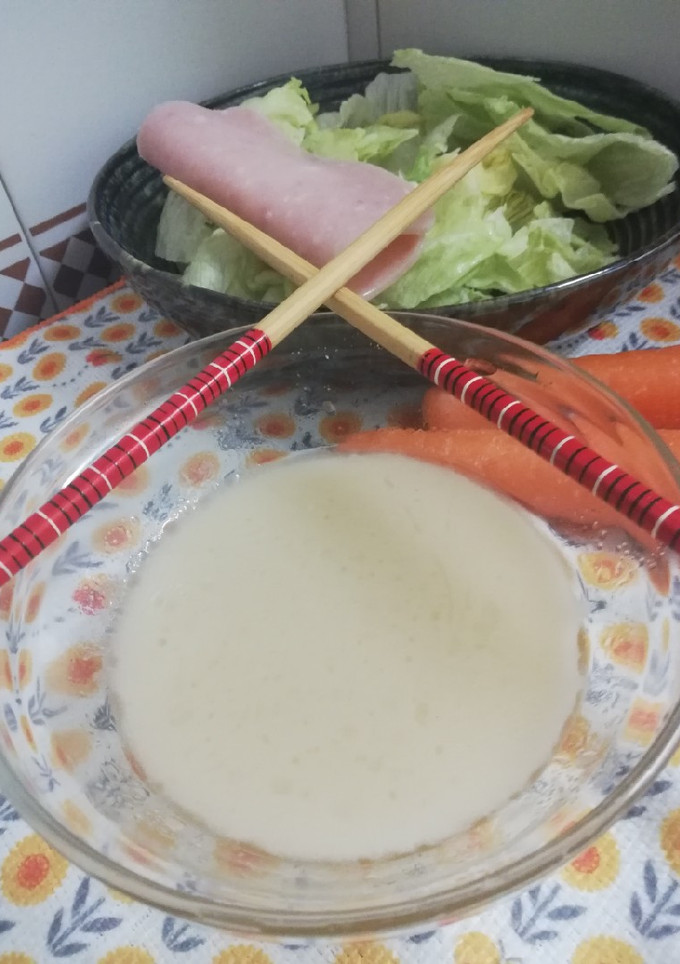 Una foto de Salsa blanca para ensalada china🐉🥡