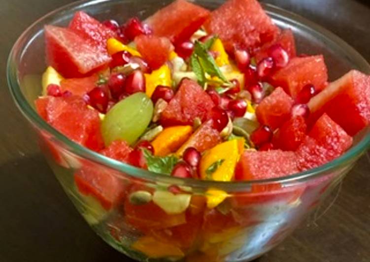 Fruit salad with dry fruits