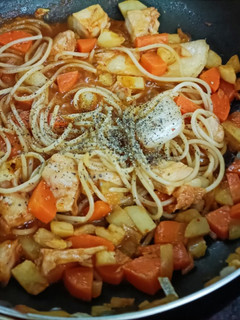 【一個人の晚餐】起司泡菜紅醬雞肉義大利麵 的食譜成品照片