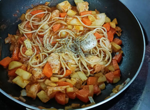 【一個人の晚餐】起司泡菜紅醬雞肉義大利麵 的食譜成品照片