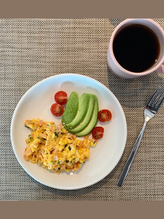 Una foto de Huevos revueltos y palta 🥑