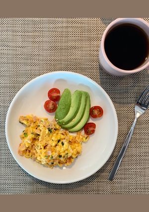 Una foto de Huevos revueltos y palta 🥑