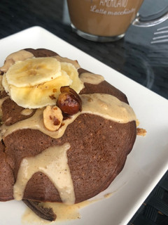 Una foto de Hotcakes de avena, plátano y crema de cacahuete