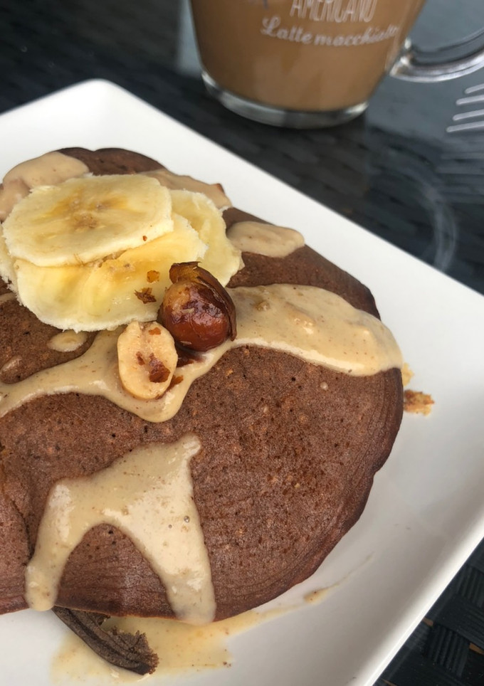 Una foto de Hotcakes de avena, plátano y crema de cacahuete