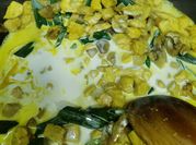 Una foto de pollo crema de coco