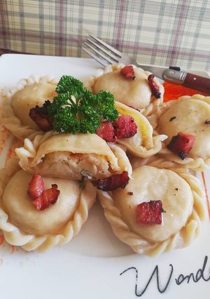 Zdjęcie przepisu Pierogi z ziemniakami  i cebulką okraszone skwarkami.