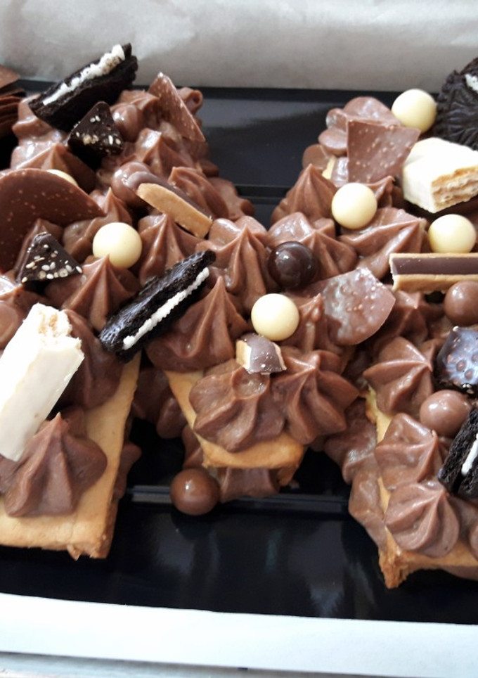 Una foto de Tarta Adikosh de letras o números decorada