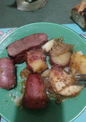 Una foto de Carne y chorizo con verduras al horno 😚☺️