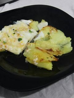 Una foto de Bacalao al horno con base de patatas