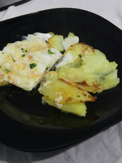 Una foto de Bacalao al horno con base de patatas