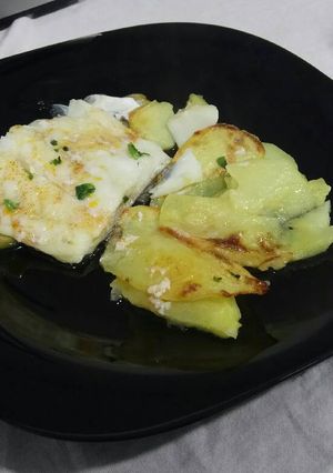 Una foto de Bacalao al horno con base de patatas