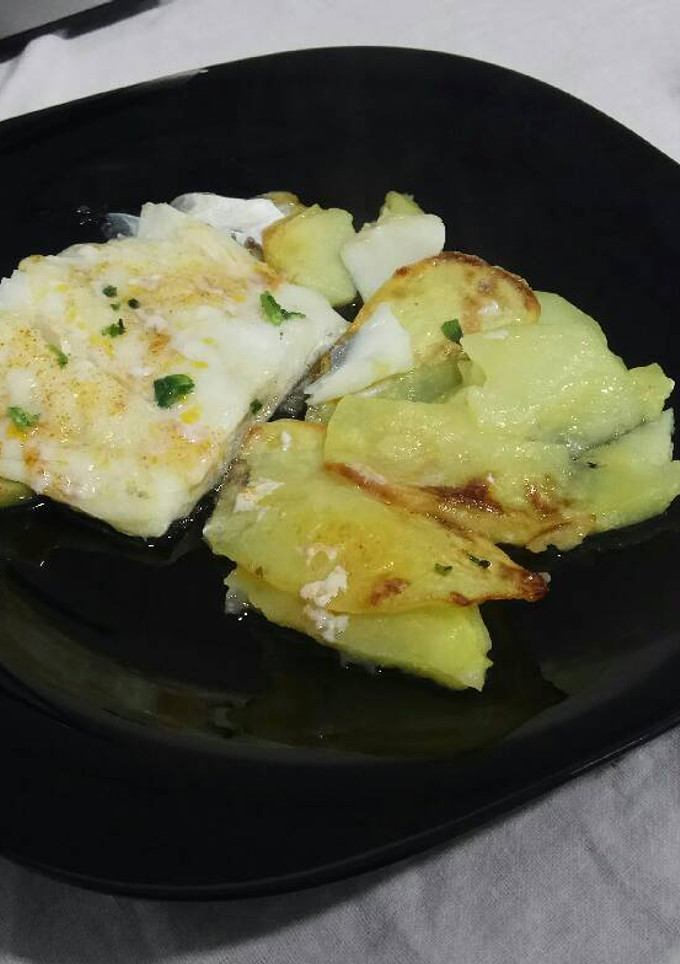 Una foto de Bacalao al horno con base de patatas