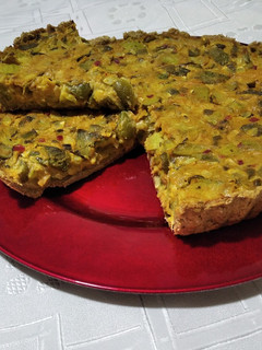 Una foto de Tarta vegana integral de vegetales con quesito de cajú 🥒🧀 :)