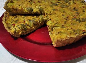 Una foto de Tarta vegana integral de vegetales con quesito de cajú 🥒🧀 :)