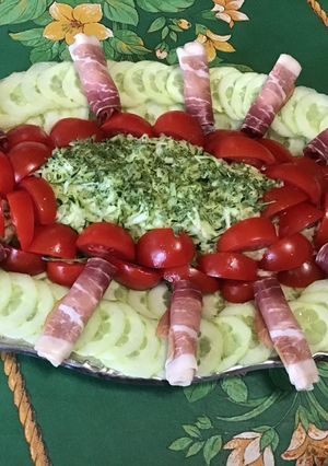 Une photo de Salade de tomates, concombre et courgette au jambon cru