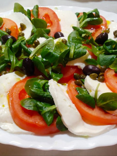 Una foto de "Recuerdos de Italia" (Ensalada caprese de la tierra)