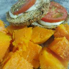 Una foto de Milanesas de Berenjena 🍆 con Calabaza Asada 🍠!🇦🇷❤️