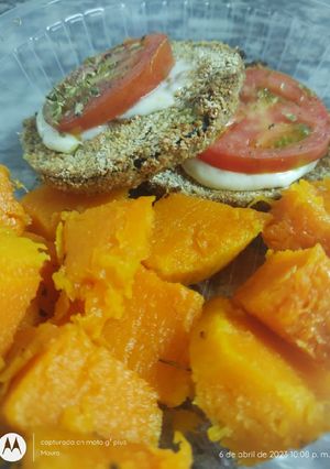 Una foto de Milanesas de Berenjena 🍆 con Calabaza Asada 🍠!🇦🇷❤️