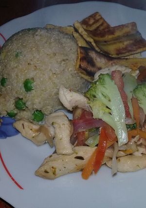 Una foto de Quinua con Pollo saltado y vegetales