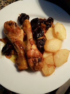 Una foto de Muslos de pollo con ciruelas pasas