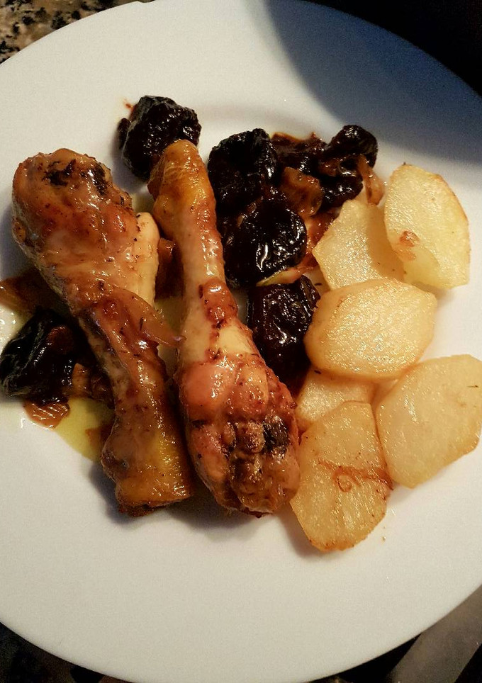Una foto de Muslos de pollo con ciruelas pasas