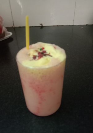मिक्स फ्रूट एंड आइसक्रीम समूदी(mix fruit and icecream recipe in hindi) रेसिपी मुख्य फोटो