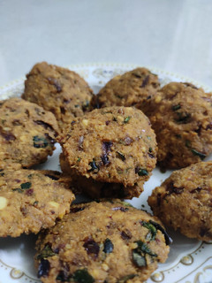 முட்டைகோஸ், முருங்கை இலை மசால் வடை (Muttaikosh, murunkai ilai masal vadai recipe in tamil) செய்முறை முக்கிய புகைப்படம்