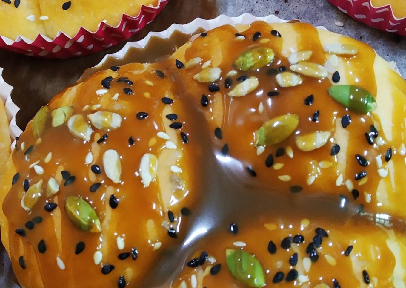 Roti madu dengan sos karamel masin