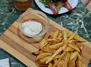 Una foto di hamburger con uovo