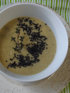 Una foto de Sopa-crema de coliflor y sésamo negro