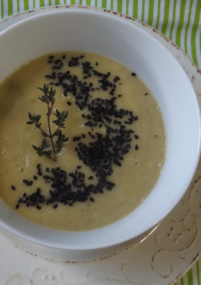 Una foto de Sopa-crema de coliflor y sésamo negro