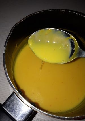 عکسی از دستور کرم زعفرانی برای تزئین کیک