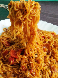 स्पाइसी मैगी (spicy maggi recipe in Hindi) रेसिपी मुख्य फोटो